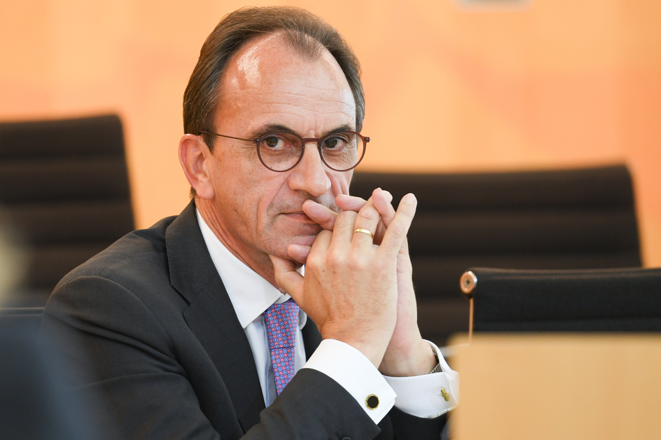 Hessens Finanzminister Michael Boddenberg (63, CDU) ist strikt gegen einen Verkauf des Flughafens Frankfurt-Hahn an einen russischen Oligarchen.