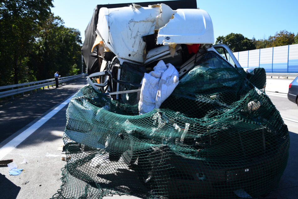 Unfall A5: Heftiger Crash auf A5: Lkw-Führerhaus komplett zerstört