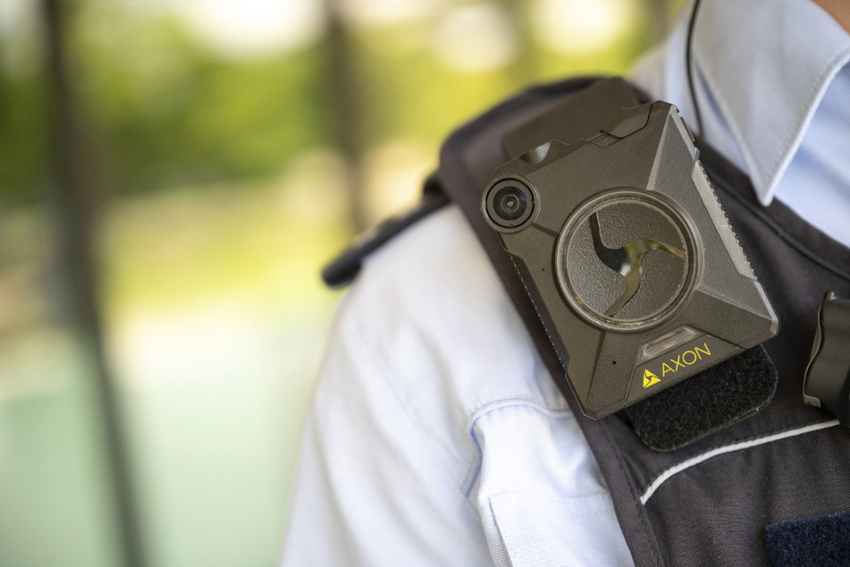Ein Polizeibeamter trägt eine Bodycam.