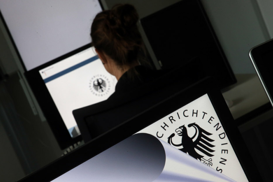 Eine Geheimdienst-Mitarbeiterin sitzt in der Zentrale des Bundesnachrichtendienstes (BND) in einem Schulungsraum. (Archivbild)
