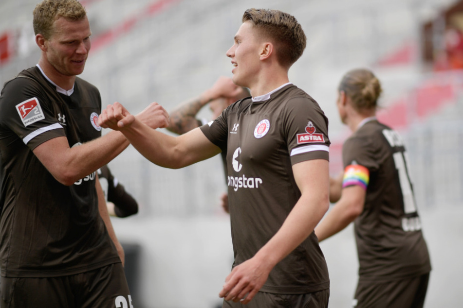 St. Paulis Viktor Gyökeres (M) bejubelt sein Tor zum 1:0 mit St. Paulis Henk Veerman.