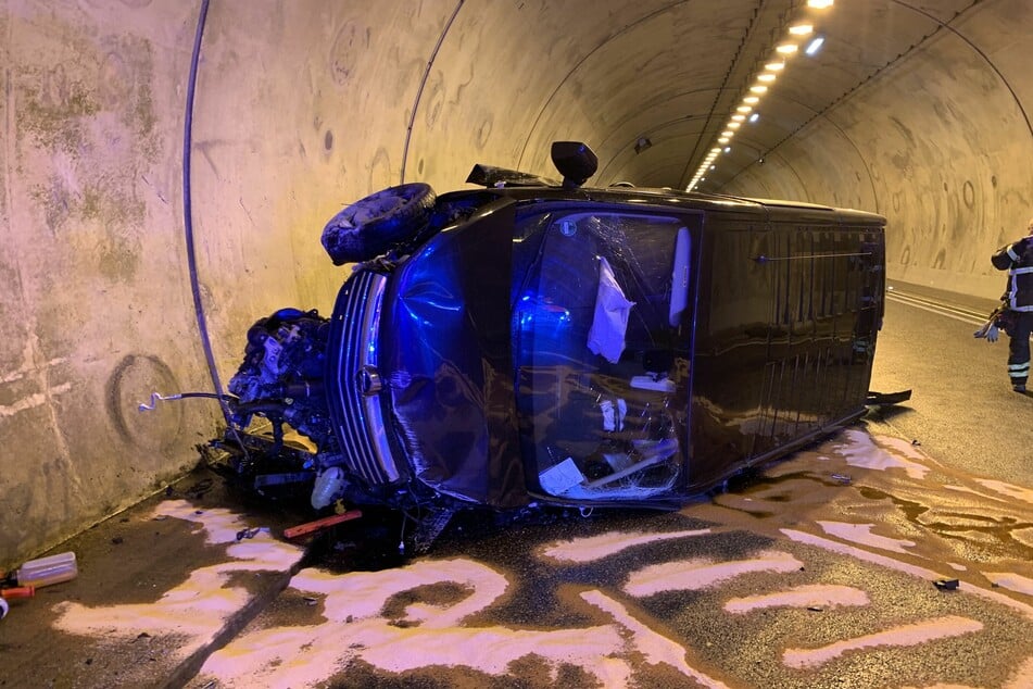 Unfall A71: Schwerer Unfall auf A71: Kleintransporter kracht gegen Tunnelwand