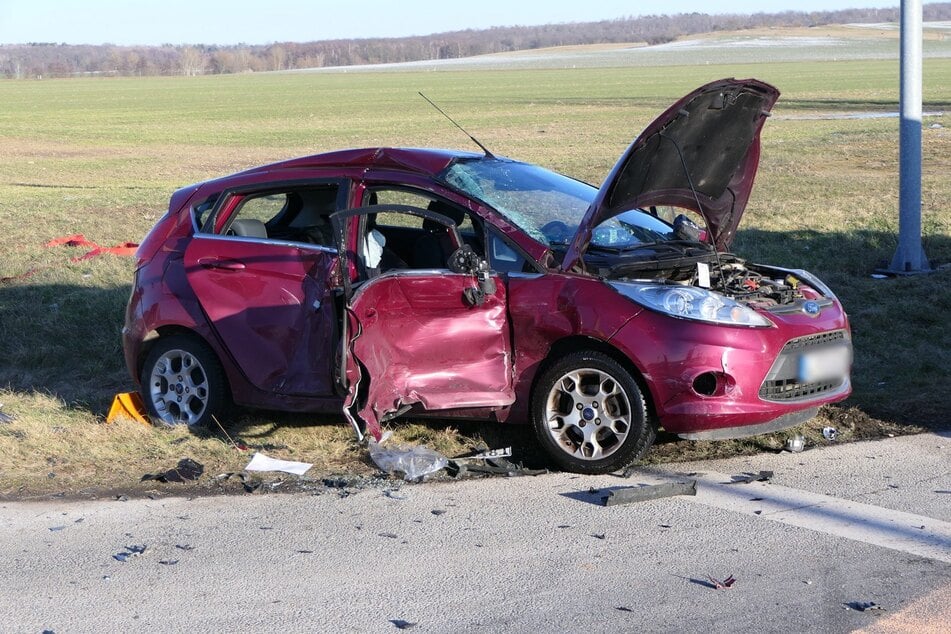 Der Fiat der 88-Jährigen nach dem Unfall. Der Sprinter war ihr in die Beifahrerseite gekracht. Die Seniorin erlitt dabei schwerste Verletzungen. Ihre Beifahrerin wurde schwerst verletzt.