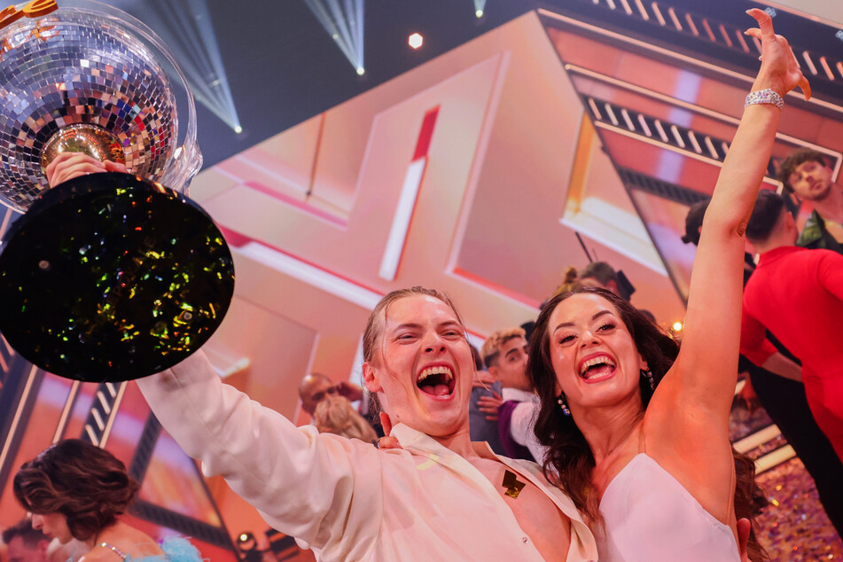 Die glücklichen "Let's Dance"-Gewinner 2024: Sänger Gabriel Kelly (22) und Profitänzerin Malika Dzumaev (33).