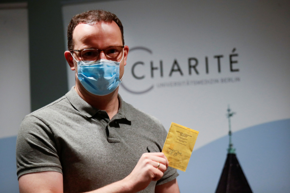 Ließ sich am Mittwoch gegen Grippe impfen: Gesundheitsminister Jens Spahn (40, CDU).