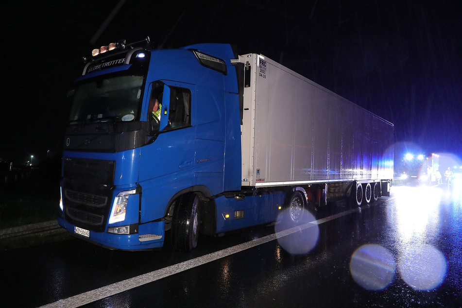 Der polnische Sattelzug auf dem Standstreifen der A4.