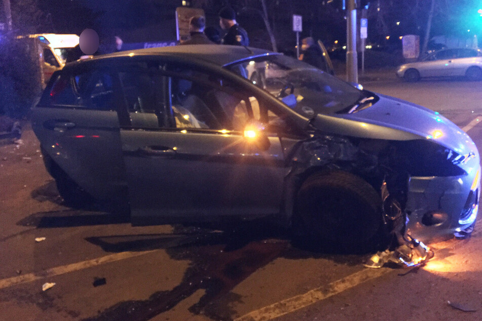 Kreuzungs-Crash in Fennpfuhl: VW schleudert in Böschung