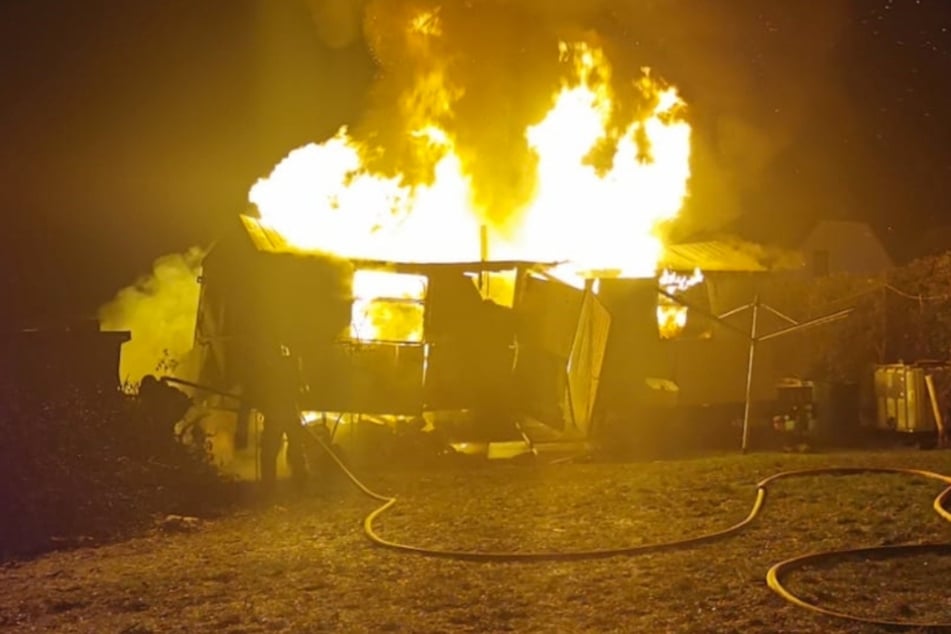 15.000 Euro Schaden: Bauwagen in Flammen aufgegangen