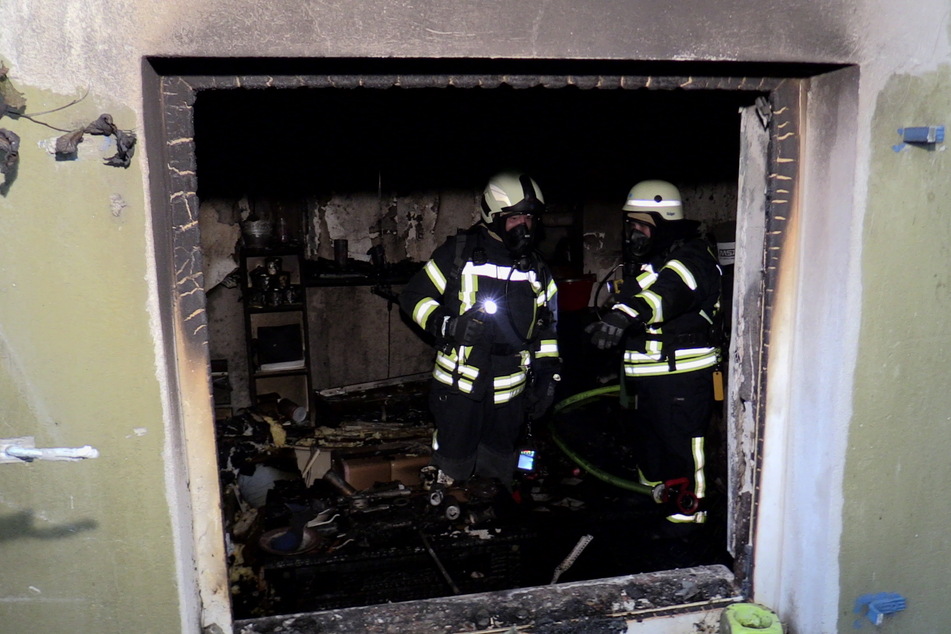 Kellerbrand in Einfamilienhaus: Zwei Personen mit Verdacht auf Rauchvergiftung im Krankenhaus