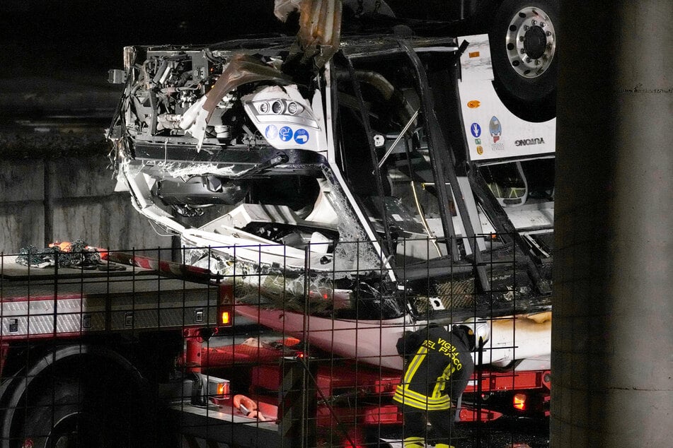 Feuerwehrleute waren bis in die Nacht an der Unglücksstelle im Einsatz.