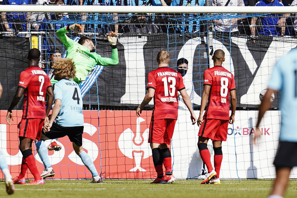 Den ersten Dämpfer gab's für die SGE direkt im ersten Pflichtspiel: In der ersten Runde des DFB-Pokals folgte umgehend das peinliche Aus bei Waldhof Mannheim.