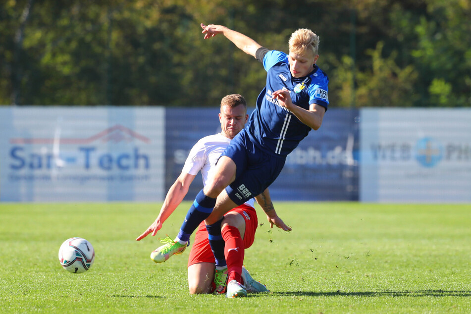 Max Roscher im Zweikampf mit Jan Hübner vom FC Grimma.