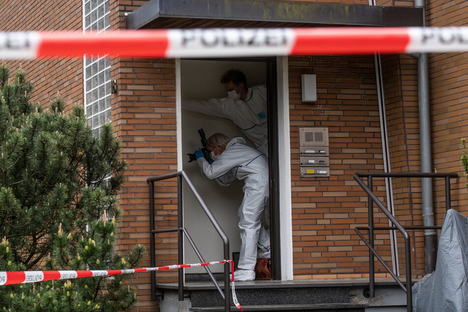Tatort-Ermittler in der Wohnung in Gelsenkirchen.