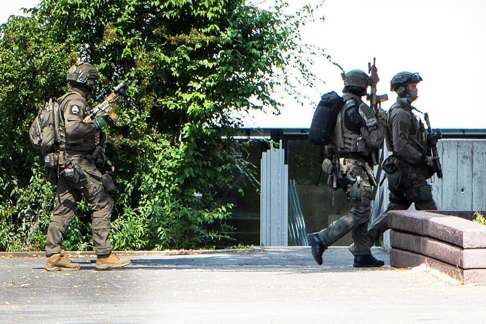 Mehrere Polizisten, unter anderem Spezialkräfte, rückten zur Dr.-Theo-Schöller-Schule in Nürnberg aus.
