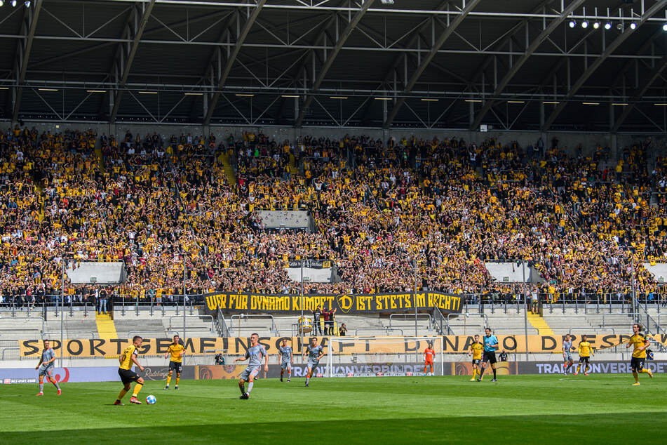 Die Heimfans der Elbstädter im Rudolf-Harbig-Stadion gegen Paderborn am 5. Spieltag. Bei der 3G-Regelung hat ein negativer Corona-Test gereicht.