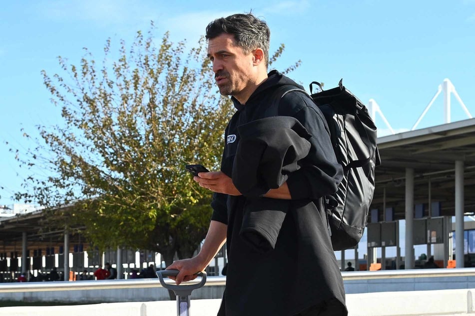 Thomas Stamm (42) bei der Ankunft in Antalya. Viel Zeit bleibt dem Dynamo-Coach im Trainingscamp nicht, um alle Pläne umzusetzen.