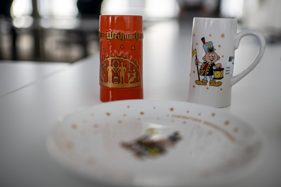 So sieht sie aus: Die diesjährige Glühweintasse und die Kindertasse.