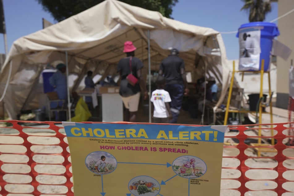 Cholera wird durch Bakterien verursacht und verbreitet sich vor allem durch verunreinigtes Wasser. Die Betroffenen leiden unter wässrigen Durchfällen.