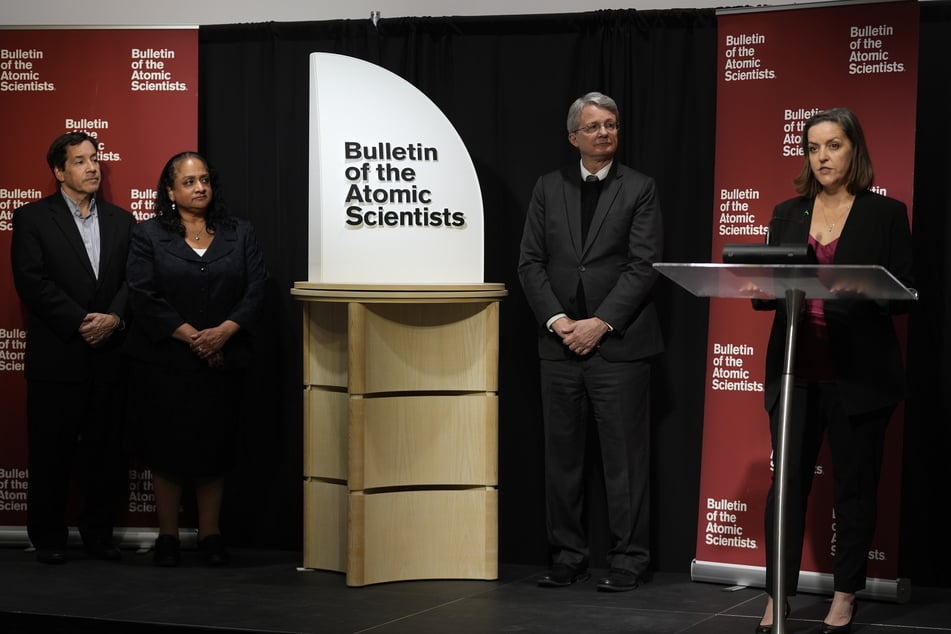Alexandra Bell (r.), Präsidentin des "Bulletin", begründete die erneute Zeitumstellung damit, dass die Menschheit zuletzt keine wirklichen Fortschritte bei der Bewältigung von existenziellen Gefahren gemacht habe.