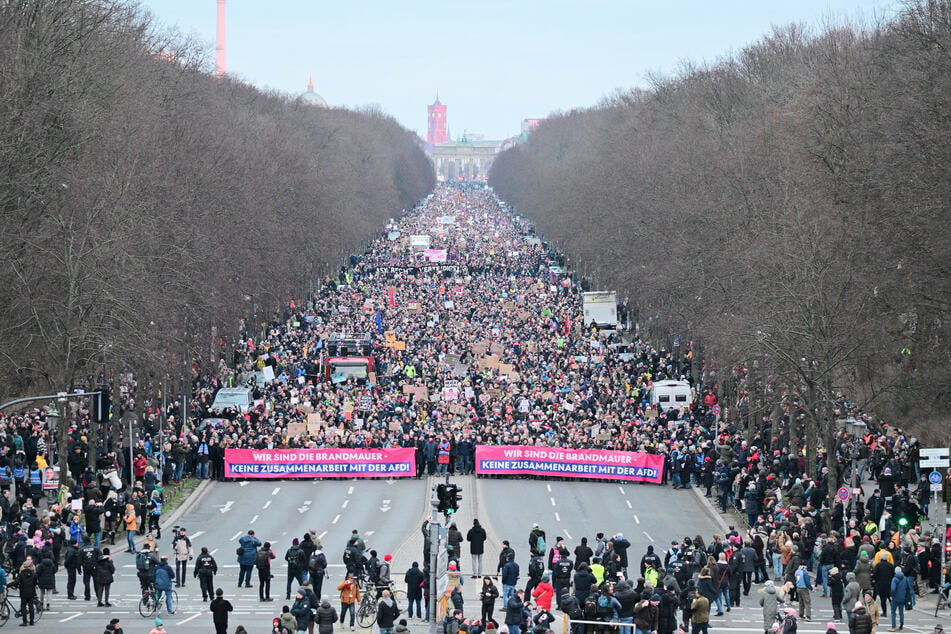 In Berlin protestierten am Sonntag etwa 20.000 Menschen für die "Brandmauer" gegen rechts.