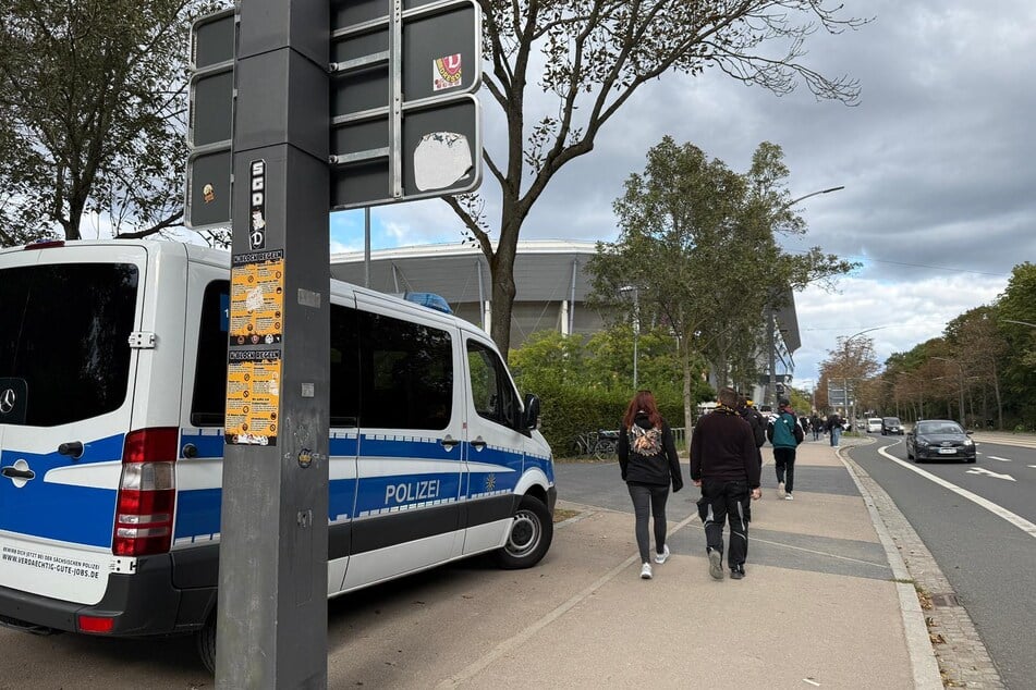 Die Polizei ist heute natürlich vor Ort, noch ist es vor den RHS-Toren aber ruhig.