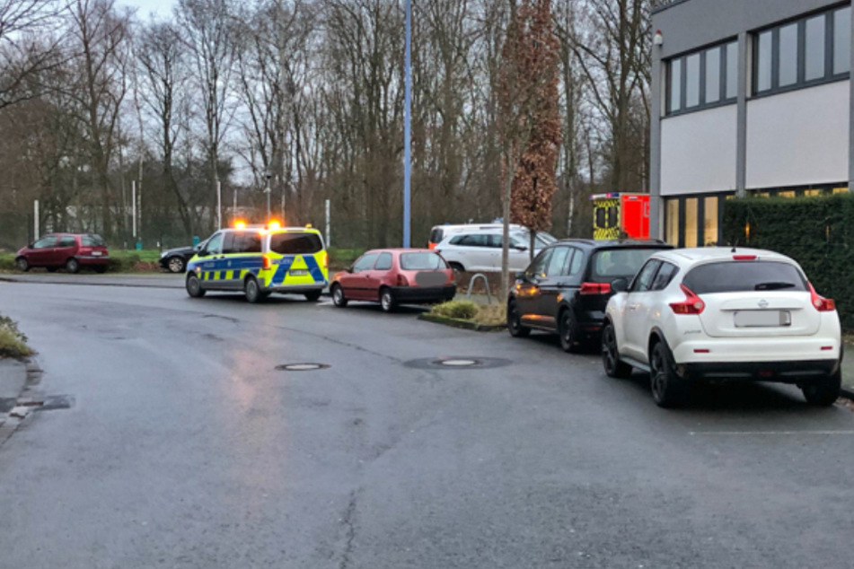 Die Polizei sucht nach einem Unbekannten, der in Langenfeld eine Kölnerin umgefahren hat und dann einfach geflüchtet ist.