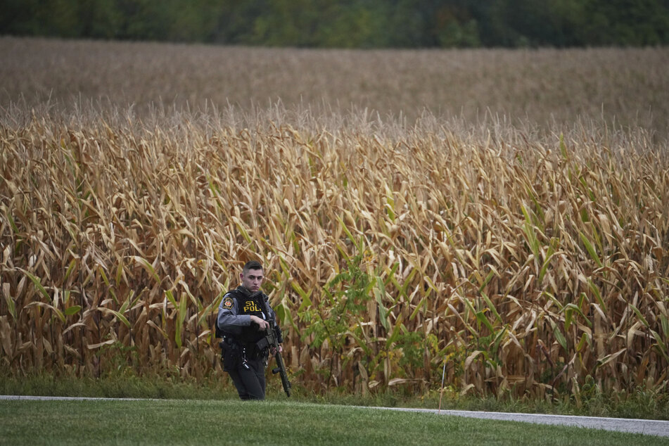Ein Polizist der Pennsylvania State Police patrouilliert auf einer Straße am Tatort.