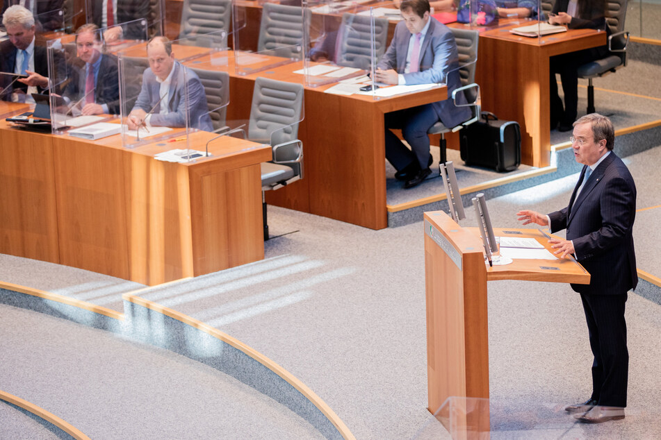 Armin Laschet spricht im Plenum des Landtags.