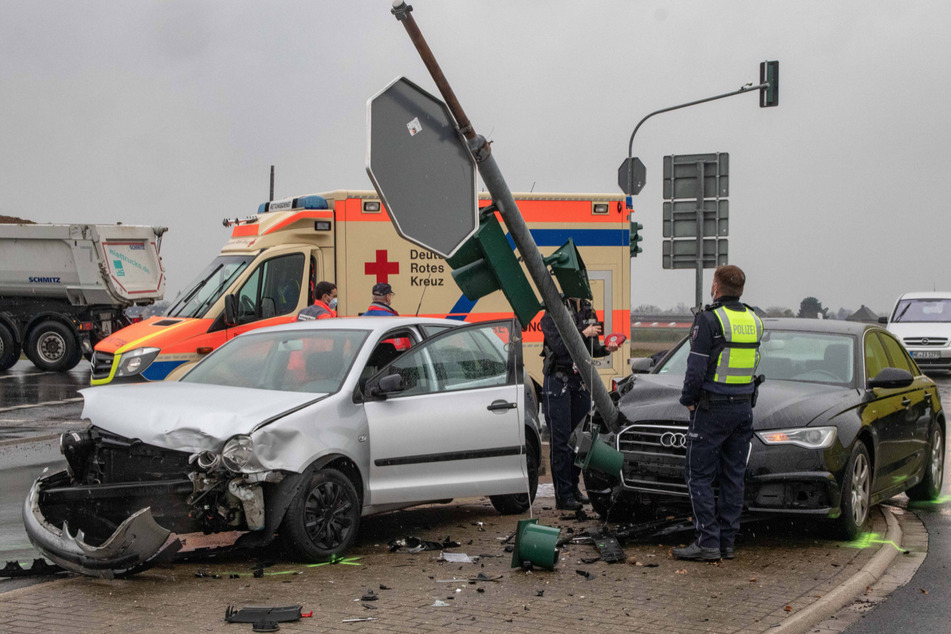 Zwei Autos krachten bei dem Unfall in Neuss-Hoisten zusammen, zwei Menschen wurden verletzt.