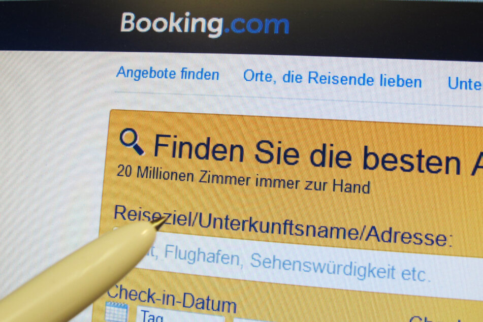 Auf einem Computer-Bildschirm ist eine Internetseite des Online-Buchungsportals Booking.com zu sehen.