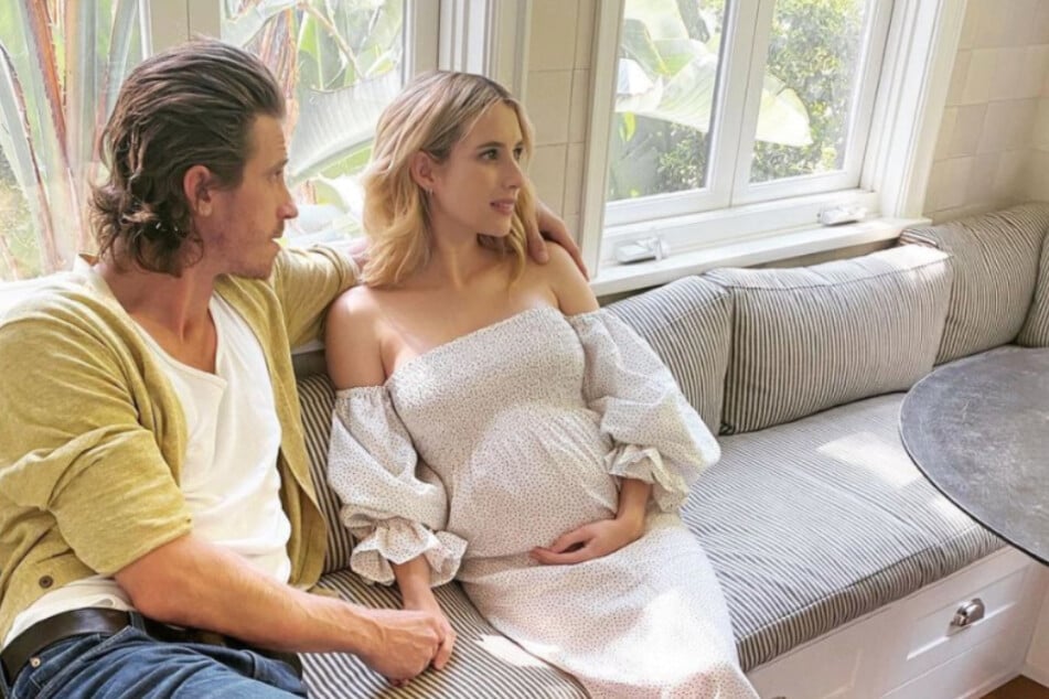 Emma Roberts (29) announced her pregnancy with this photo of herself and boyfriend Garrett Hedlund (36).