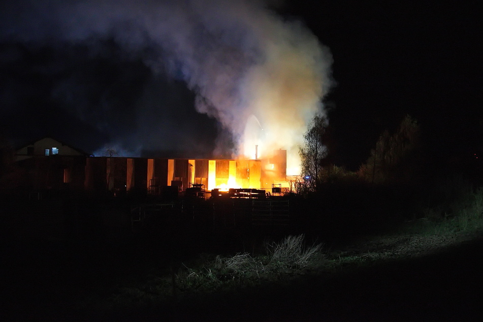 "Den ersten Erkenntnissen nach brach der Brand am Anbau der Produktionshalle aus", hieß es auf der Facebook-Seite "Freiwillige Feuerwehr Obermehler".