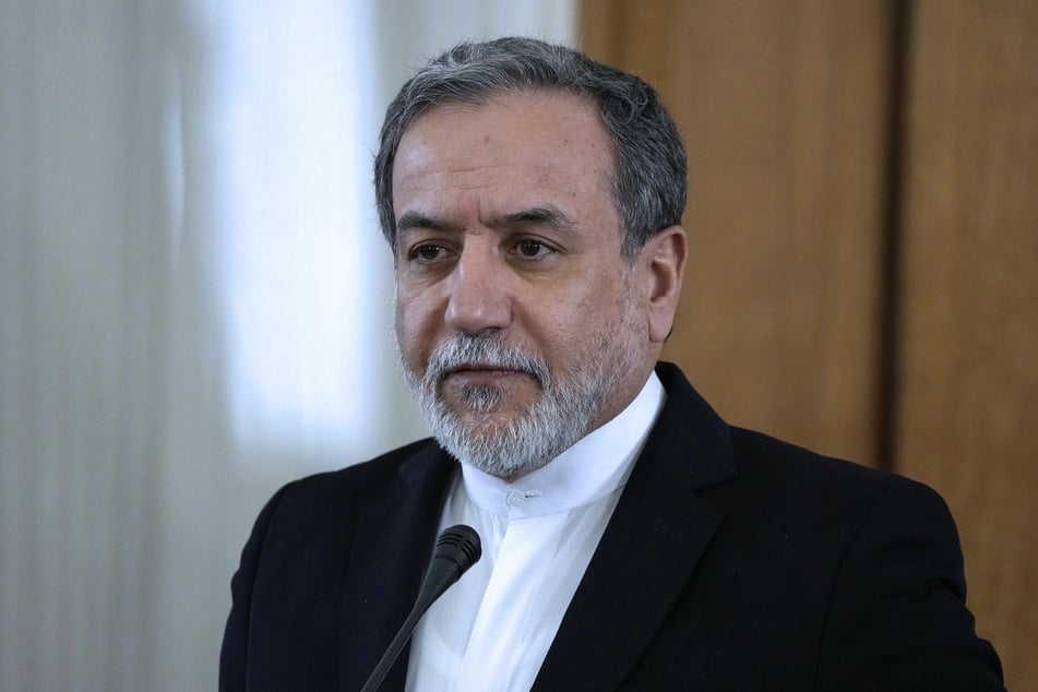 Irans Außenminister hat den israelischen Großangriff auf sein Land als Kriegserklärung gewertet.