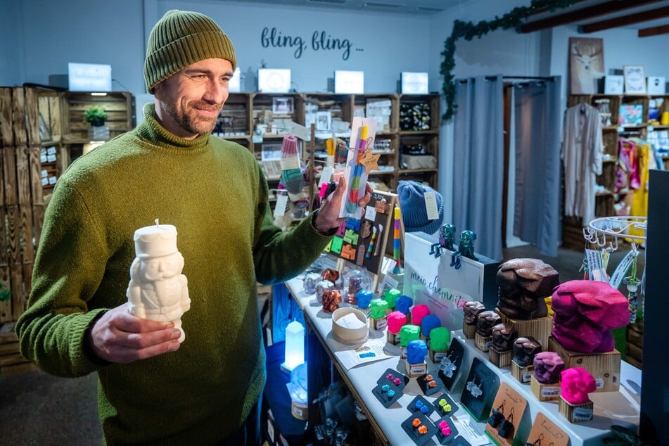 Im Sortiment von Stefan Slogsnat (44) sind auch viele Chemnitz-Produkte vertreten.