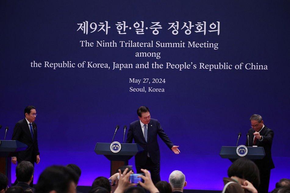 From l. to r.: Japanese Prime Minister Fumio Kishida, South Korean President Yoon Suk Yeol, and Chinese Premier Li Qiang attend a trilateral summit in Seoul.