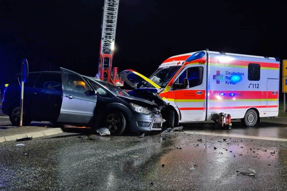 Ein Auto der Marke Ford kollidierte im Kreuzungsbereich zweier Landstraßen mit einem Rettungswagen. Eine Person wurde dabei schwer verletzt.