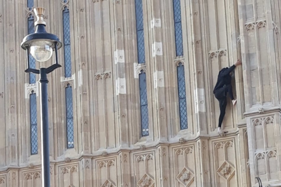 Ein Mann kletterte barfuß auf den Big Ben.