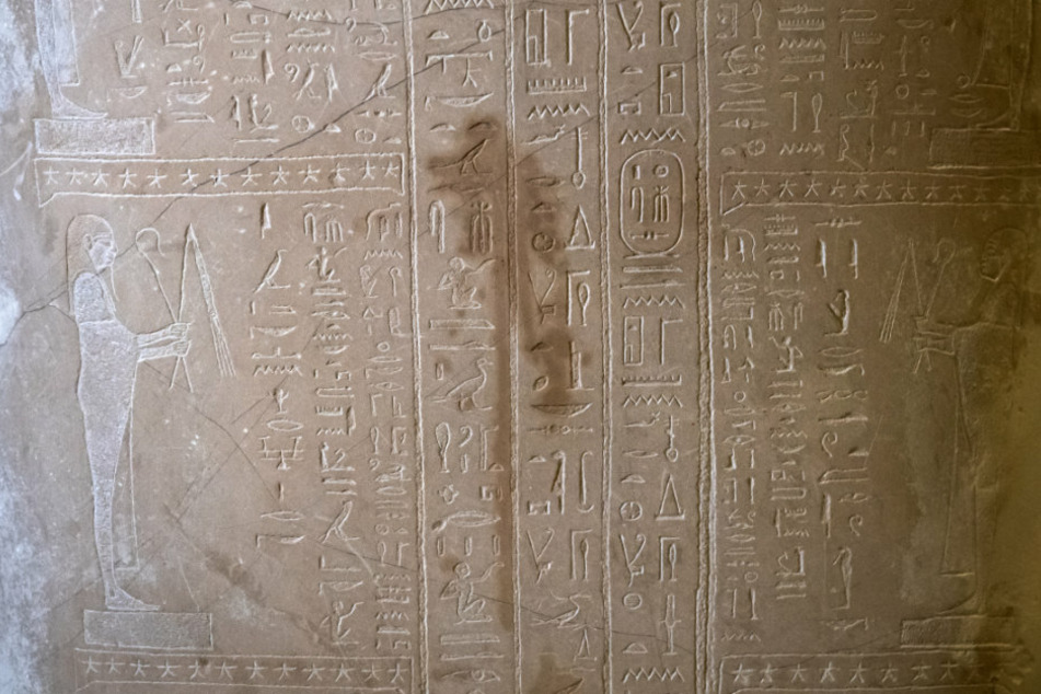 Spuren der Sachbeschädigungen an einem Sarkophag des Propheten Ahmose sind im Neuen Museum zu sehen.