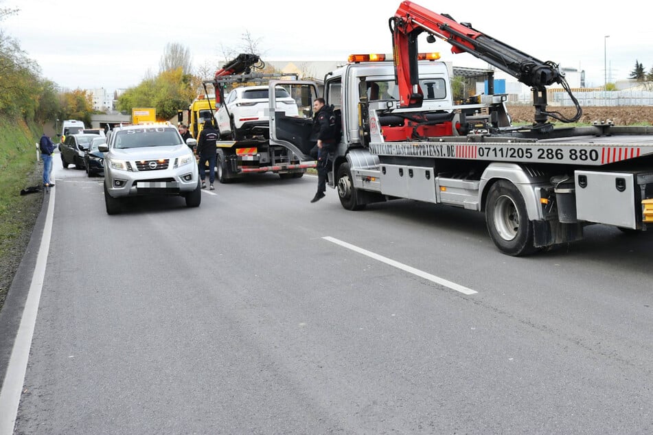 Der Unfall stellte auch den Abschleppdienst vor jede Menge Arbeit.