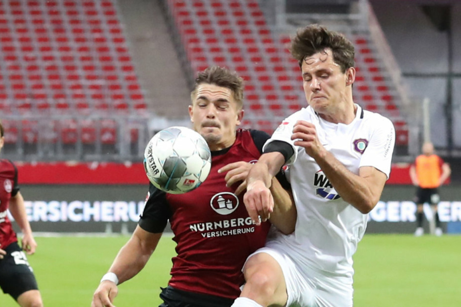 Clemens Fandrich (r.) im Zweikampf mit dem Nürnberger Nikola Dovedan.