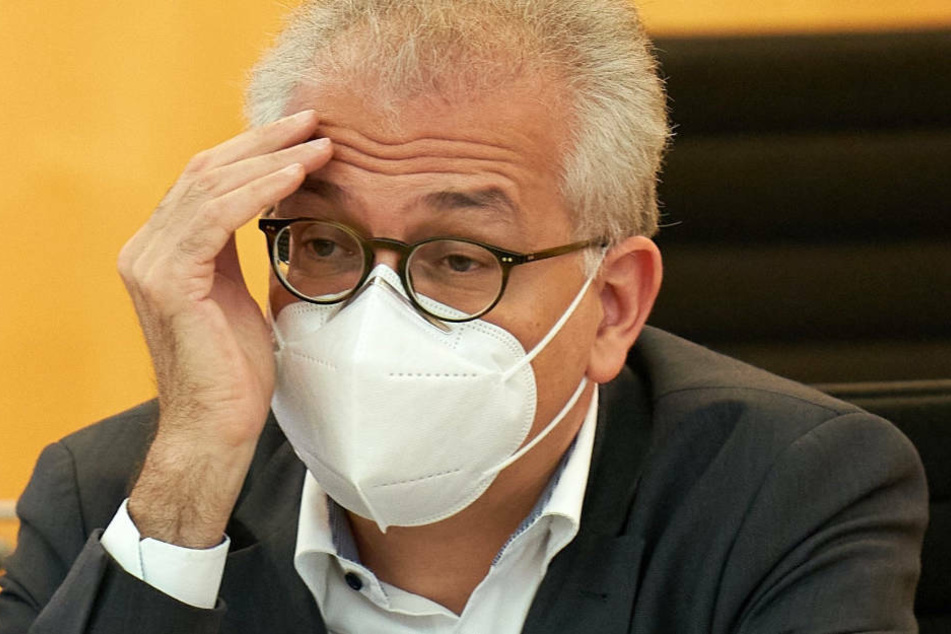 "Die Corona-Pandemie ist nicht nur noch da, sie hat sich mit voller Wucht sehr gefährlich weiterentwickelt", sagte Vize-Ministerpräsident Tarek Al-Wazir (Grüne) am Samstag im Landtag.