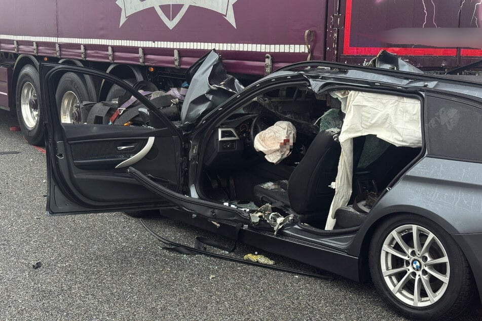 Ein BMW krachte auf der glatten Fahrbahn der A3 in einen Lkw.