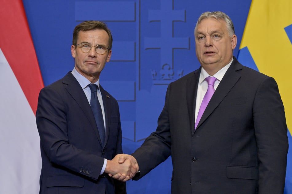 Ulf Kristersson (60, l.), Ministerpräsident von Schweden, und Viktor Orban (60), Ministerpräsident von Ungarn reichten sich die Hände. (Archivbild)