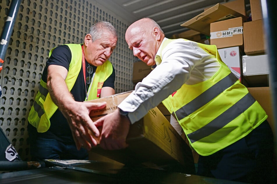 Berlins Regierender Bürgermeister Kai Wegner (52, CDU) packte im Paket-Verteilzentrum des Logistik-Dienstleisters DHL in Spandau selbst mit an.