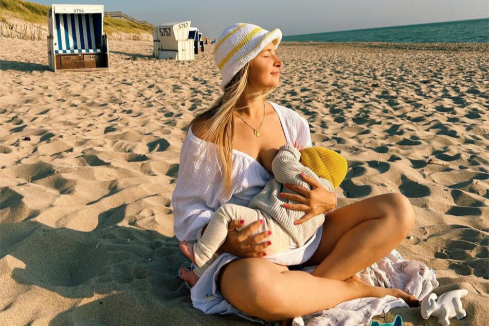 Charlotte Weise genießt die Zeit mit Baby Mads am Strand.