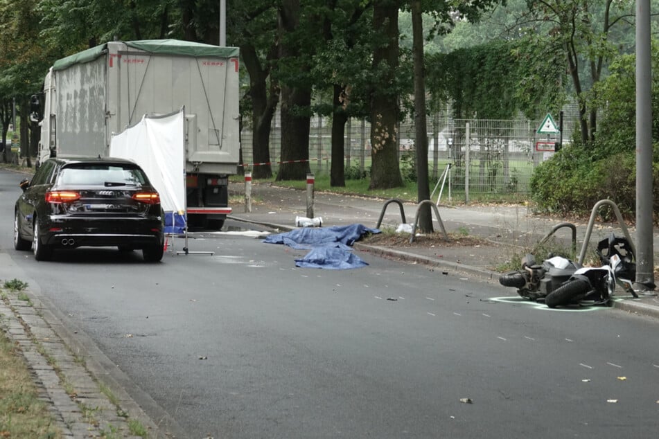Beide wollten rechts abbiegen: Roller-Fahrer wird von Lkw erfasst und stirbt