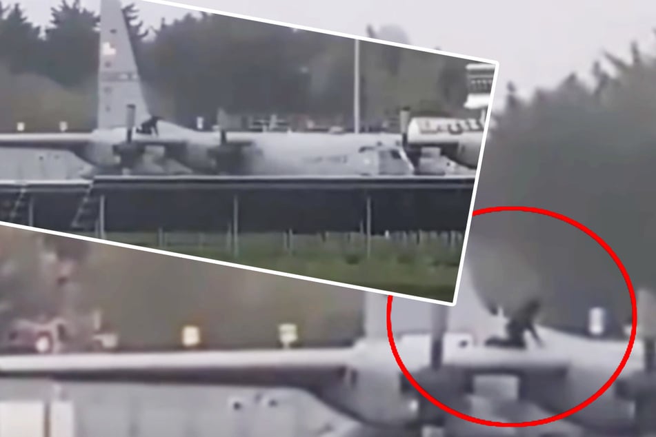 Mann klettert auf US-Militärflieger und schlägt darauf ein