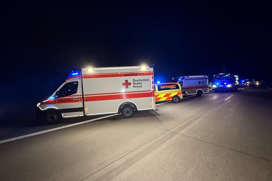 Mehrere Rettungskräfte waren am Unfallort.