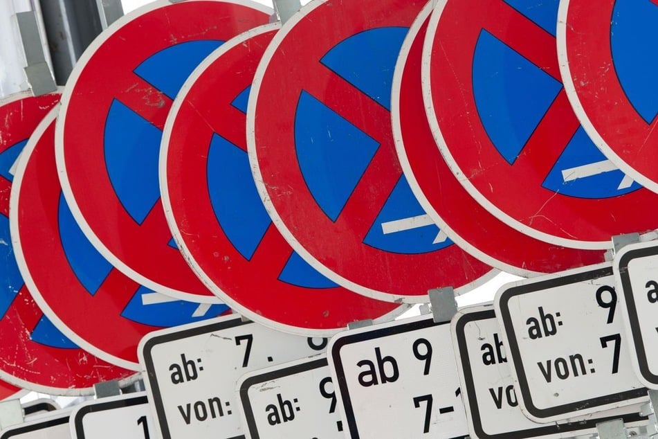 Bereits seit Dienstag gelten im betroffenen Evakuierungsbereich diverse Halteverbote. (Symbolbild)