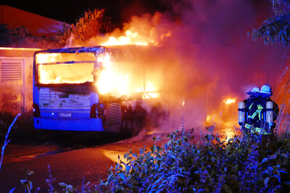 Warum der Bus Feuer gefangen hat, ist derzeit noch unklar.